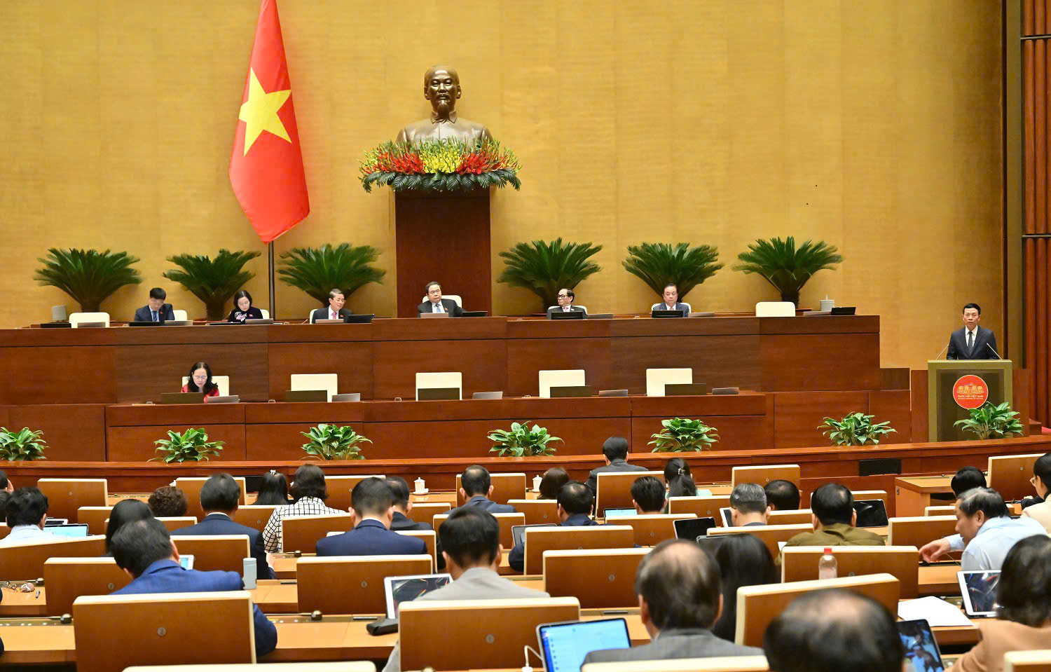 Bộ trưởng Bộ Khoa học và Công nghệ Nguyễn Mạnh Hùng tại Kỳ họp thứ 10, Quốc hội Khóa XV ngày 10/12.