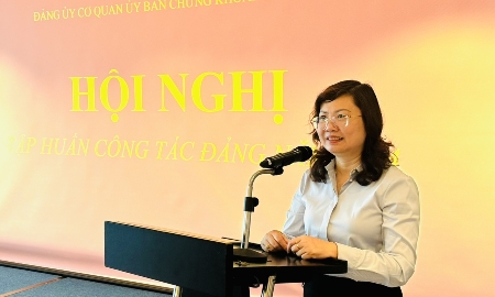 Đồng chí Vũ Thị Chân Phương, Bí thư Đảng ủy cơ quan UBCKNN phát biểu tại Hội nghị tập huấn công tác đảng