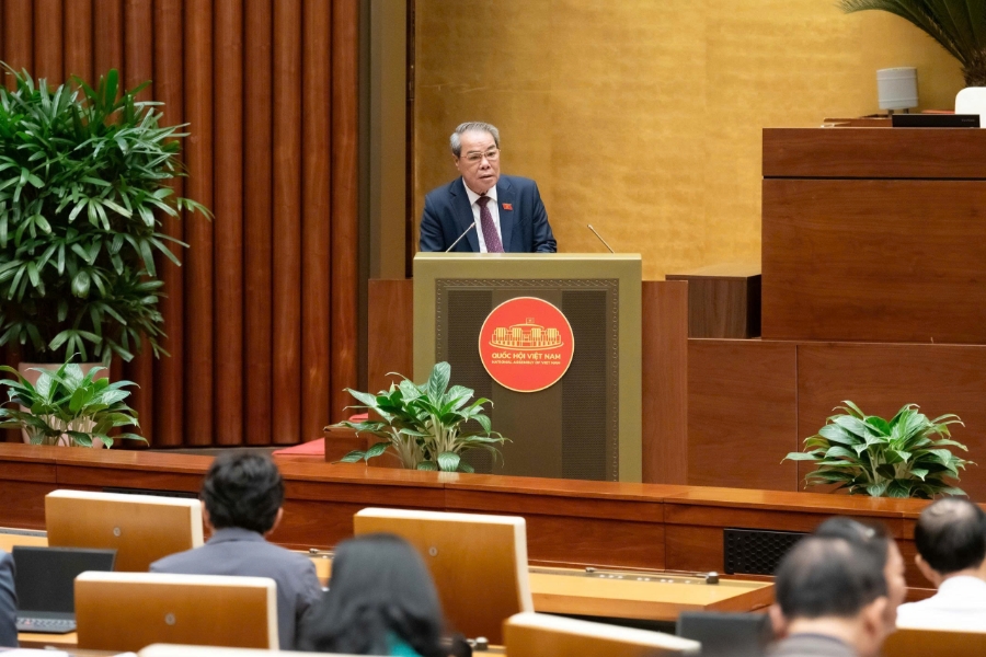 Chủ nhiệm Ủy ban Dân nguyện và Giám sát Dương Thanh Bình trình bày Báo cáo tiếp thu, giải trình, chỉnh lý dự thảo Luật. Ảnh: Quốc hội.