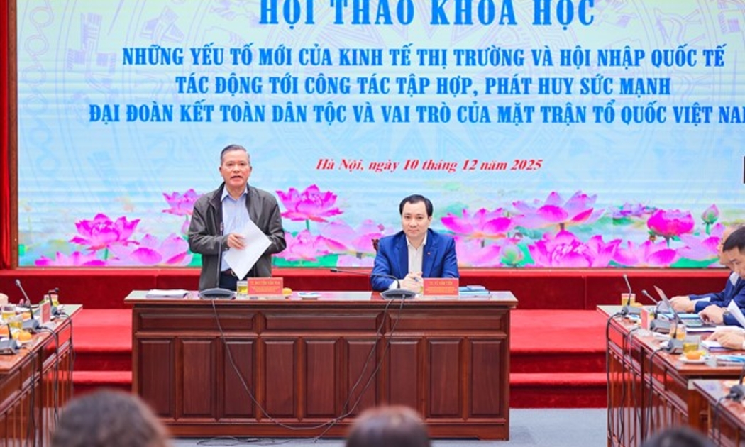 TS. Nguyễn Văn Pha, Ủy viên Đoàn Chủ tịch, nguyên Phó Chủ tịch Ủy ban Trung ương Mặt trận Tổ quốc Việt Nam phát biểu khai mạc Hội thảo. Ảnh: Mặt trận.