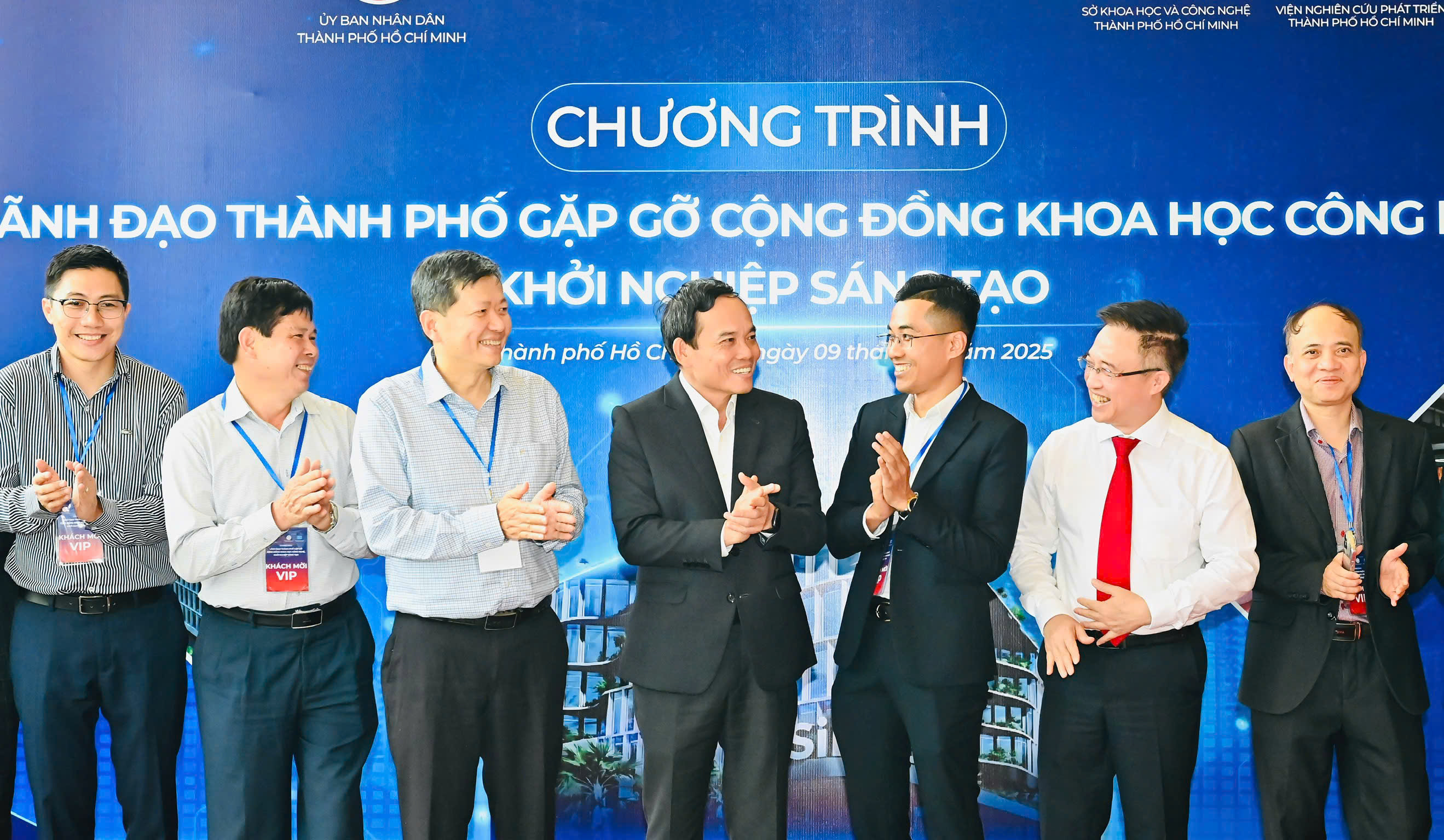 Bí thư Thành ủy TP. Hồ Chí Minh Trần Lưu Quang và Phó Bí thư Thành ủy Đặng Minh Thông gặp gỡ cộng đồng khoa học công nghệ, khởi nghiệp đổi mới sáng tạo, chiều 9/12 - Ảnh: Việt Dũng/SGGP.