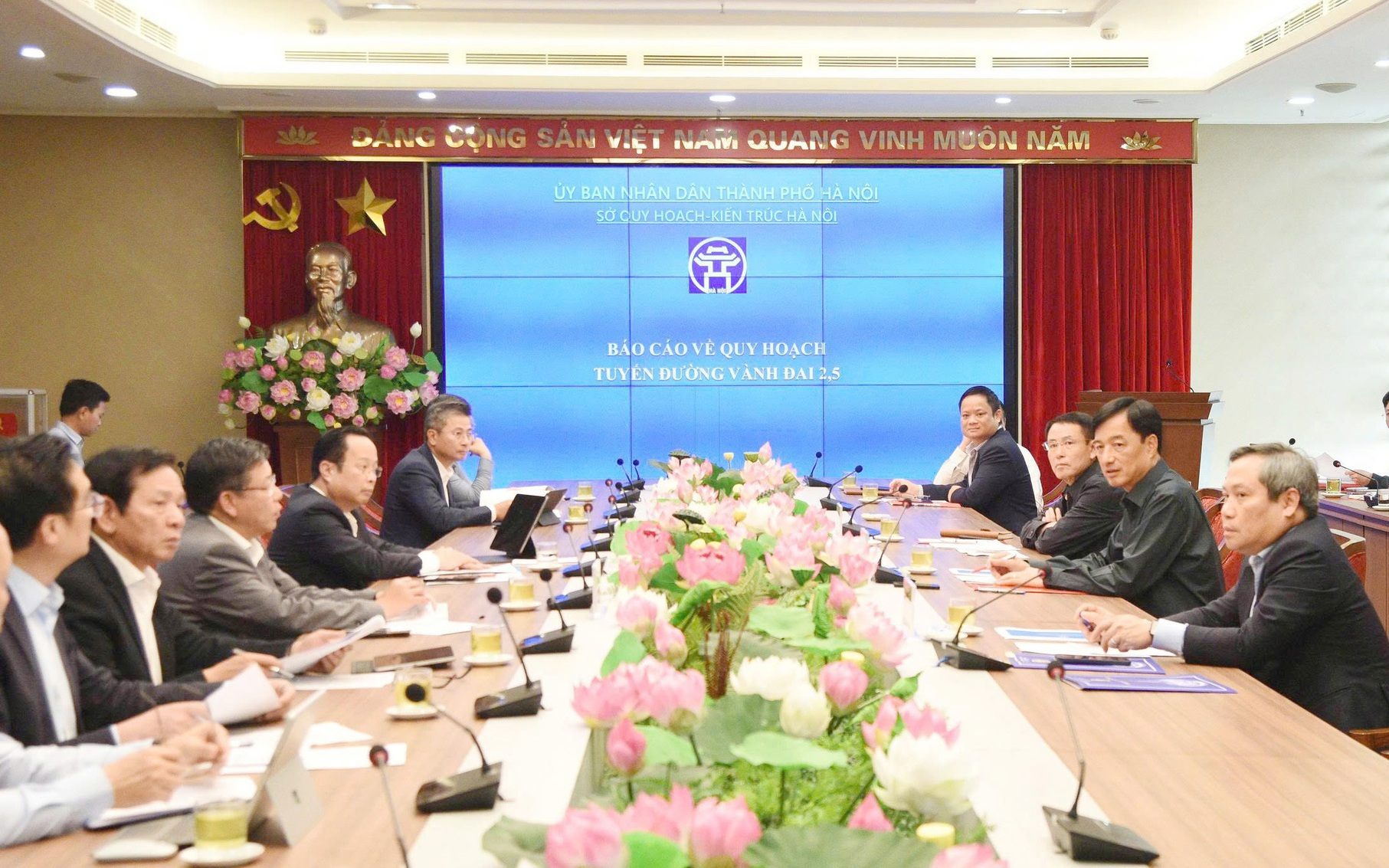 Ông Nguyễn Duy Ngọc, Ủy viên Bộ Chính trị, Bí thư Thành ủy Hà Nội, chủ chì buổi làm việc nhằm tháo gỡ khó khăn, vướng mắc trong triển khai dự án tuyến đường Vành đai 2.5 (Ảnh: UBND TP. Hà Nội)