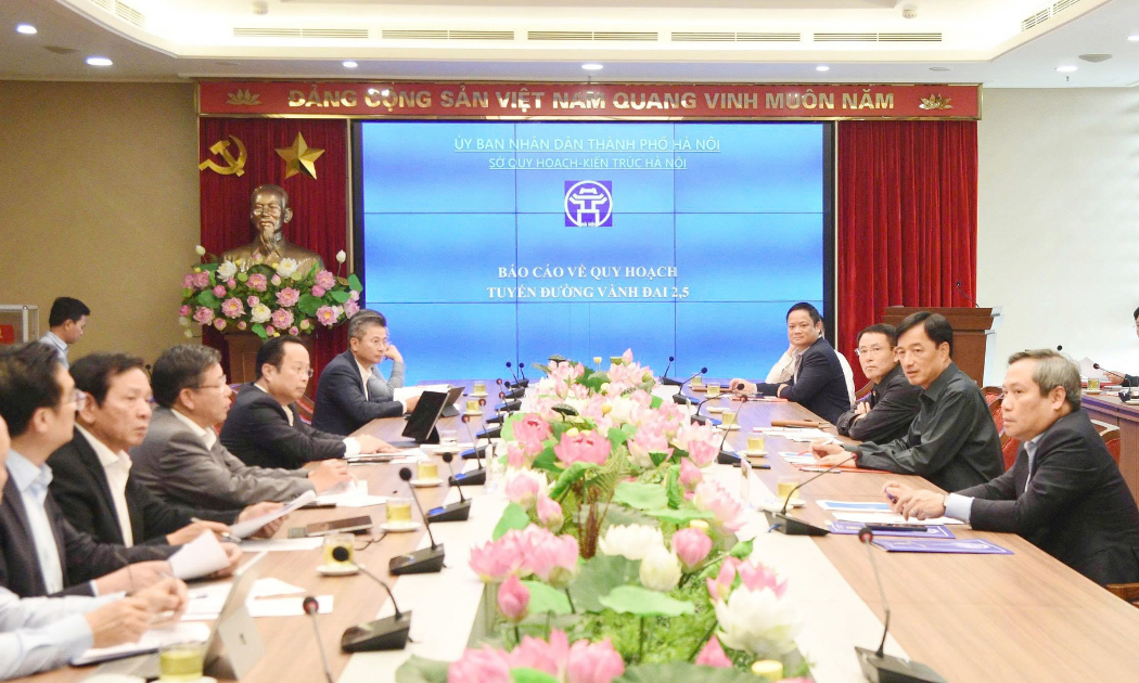 Ông Nguyễn Duy Ngọc, Ủy viên Bộ Chính trị, Bí thư Thành ủy Hà Nội, chủ chì buổi làm việc nhằm tháo gỡ khó khăn, vướng mắc trong triển khai dự án tuyến đường Vành đai 2.5 (Ảnh: UBND TP. Hà Nội)