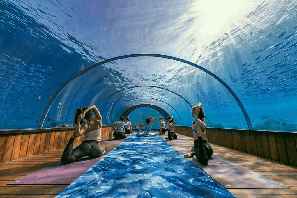 Lớp Yoga dưới nước tại&nbsp;Hurawalhi Island Resort.