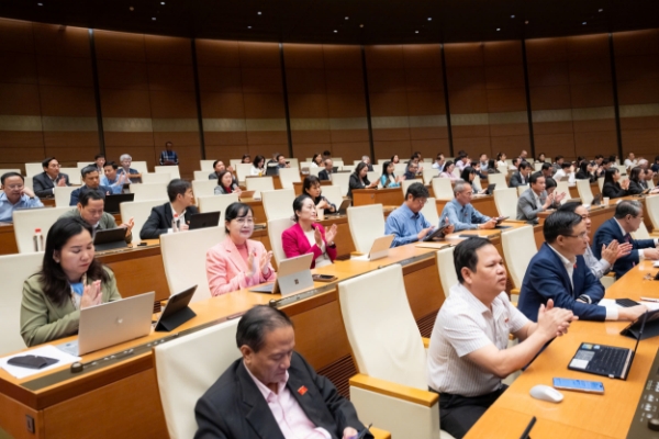 Quốc hội thông qua Nghị quyết. Ảnh: Quochoi.vn.