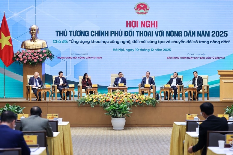 Thủ tướng và đại diện lãnh đạo Đảng, các bộ, ngành đối thoại với nông dân. Ảnh: VGP.