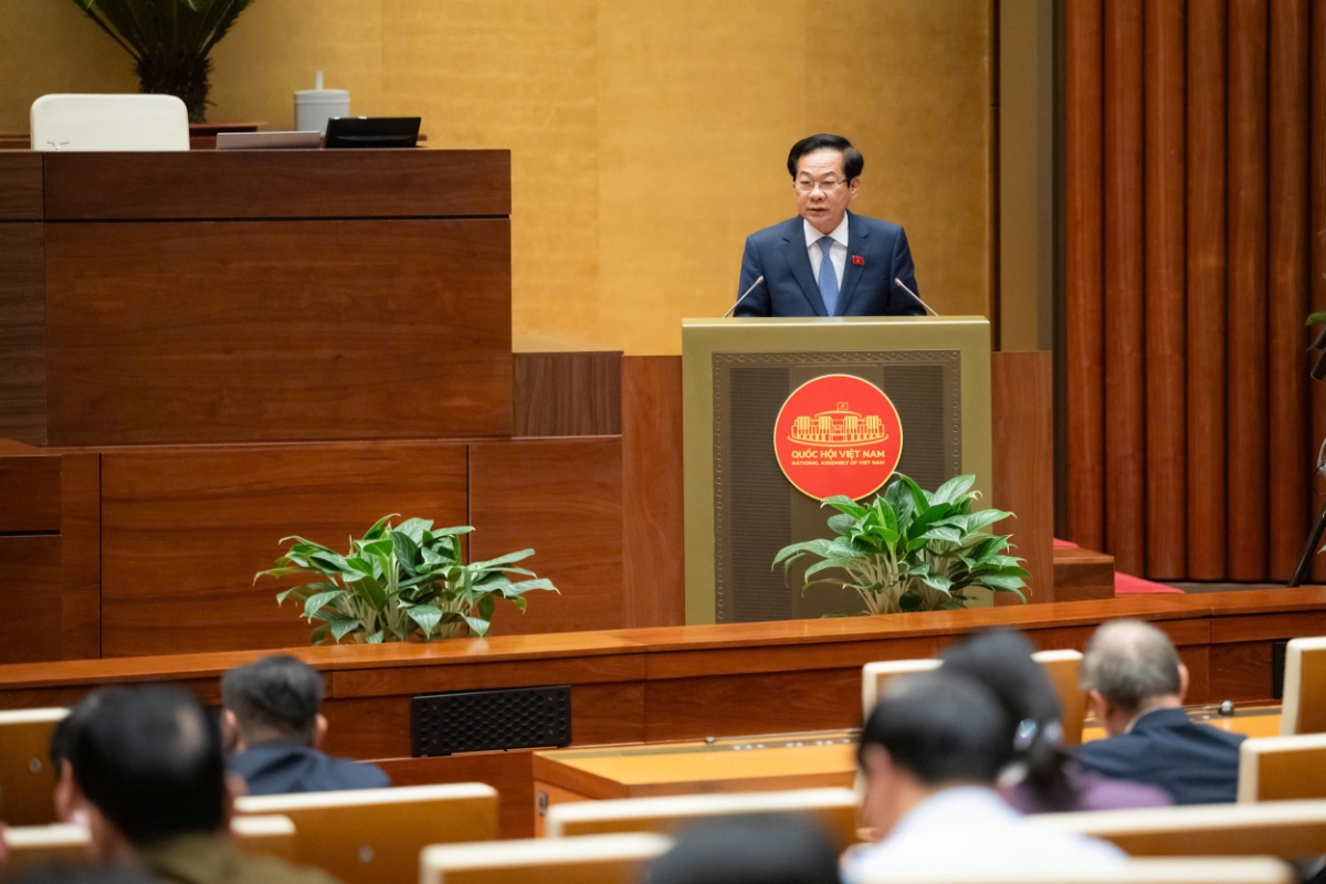 Bộ trưởng Bộ Nội vụ Đỗ Thanh Bình báo cáo tiếp thu, giải trình về dự án Luật. Ảnh: Quochoi.vn.