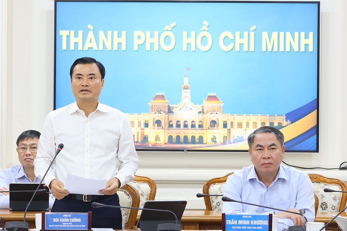 Phó Chủ tịch UBND TP. Hồ Chí Minh Bùi Xuân Cường báo cáo tình hình triển khai các dự án trọng điểm quốc gia, trọng điểm ngành Giao thông vận tải trên địa bàn - Ảnh: Cổng thông tin điện tử TP. Hồ Chí Minh.