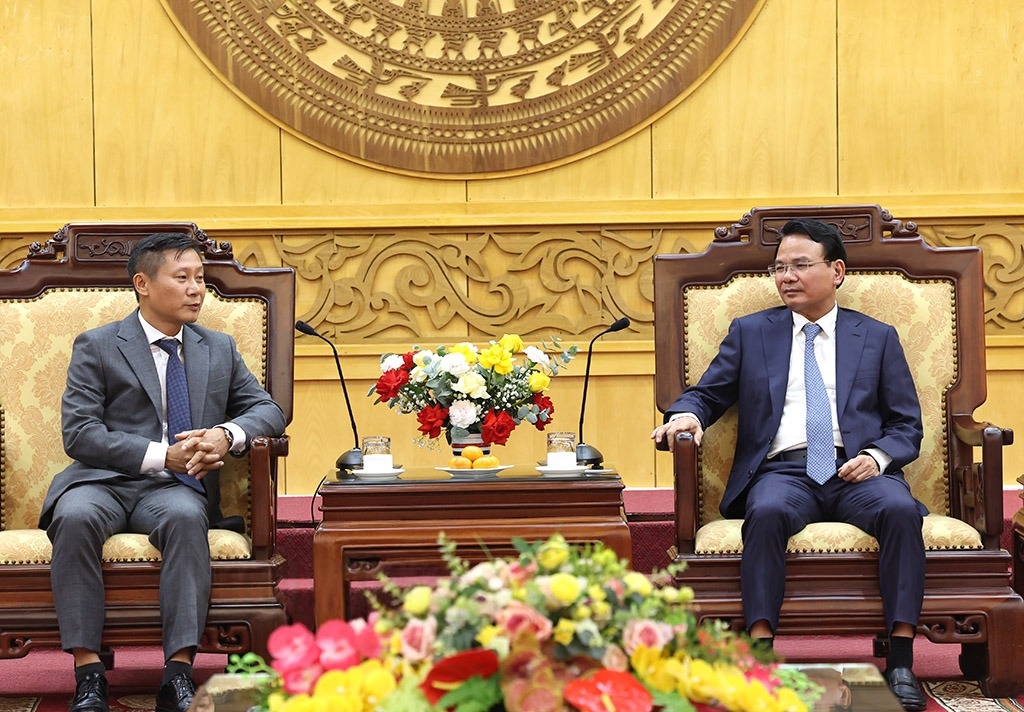 Lãnh đạo Ninh Bình trao đổi với đại diện các doanh nghiệp về định hướng phát triển khu công nghiệp thông minh. Ảnh: Minh Quảng