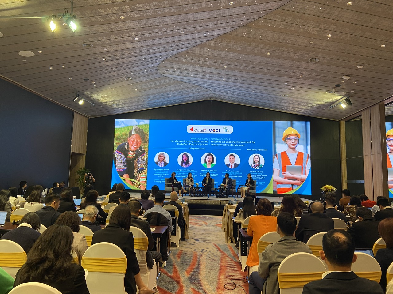 Các diễn giả trao đổi tại diễn đàn.