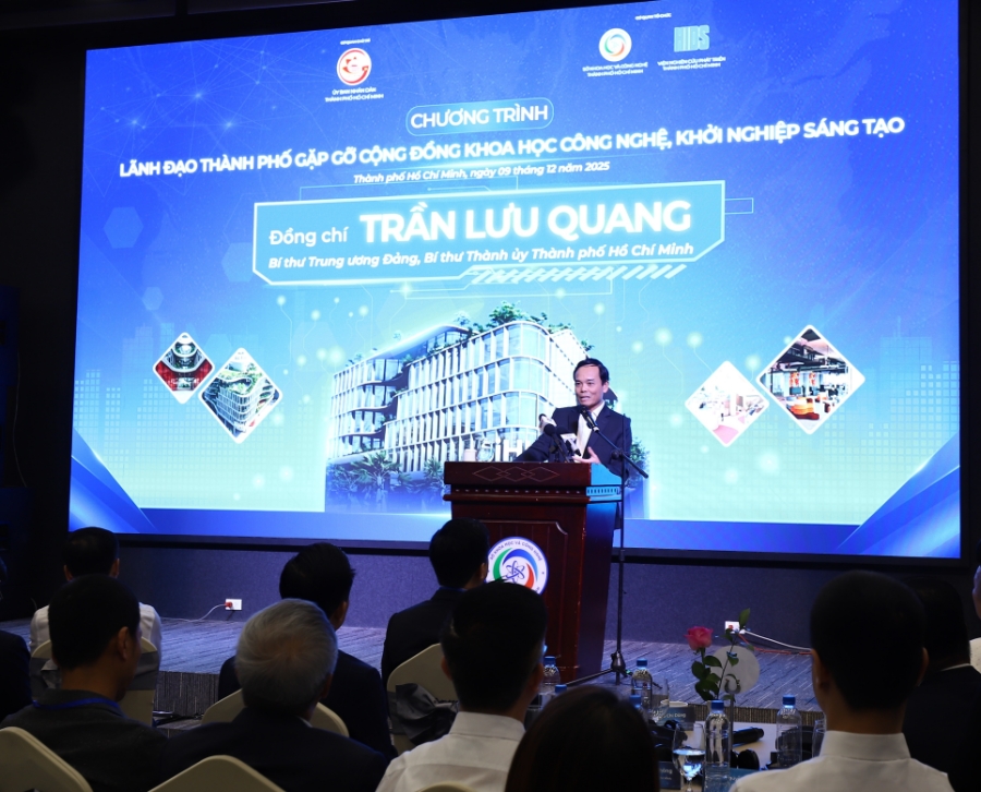 Bí thư Thành uỷ TP.HCM Trần Lưu Quang phát biểu trước các doanh nghiệp tại cuộc gặp có chủ đề 