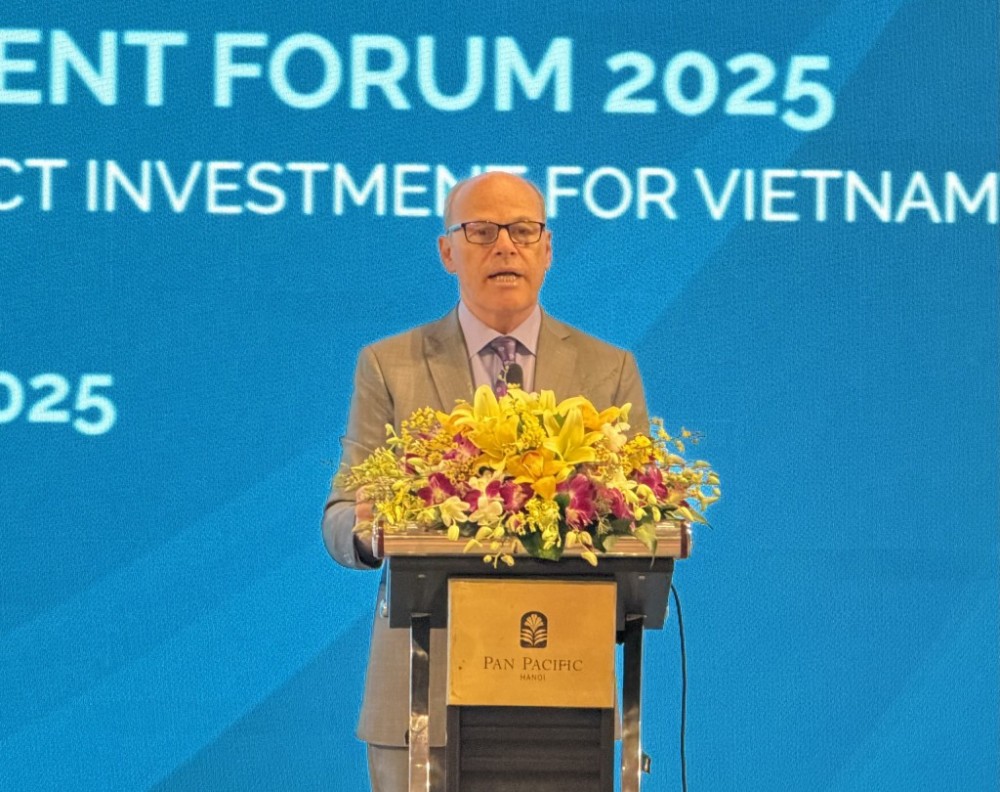 Đại sứ Canada tại Việt Nam James Nickel phát biểu tại diễn đàn.