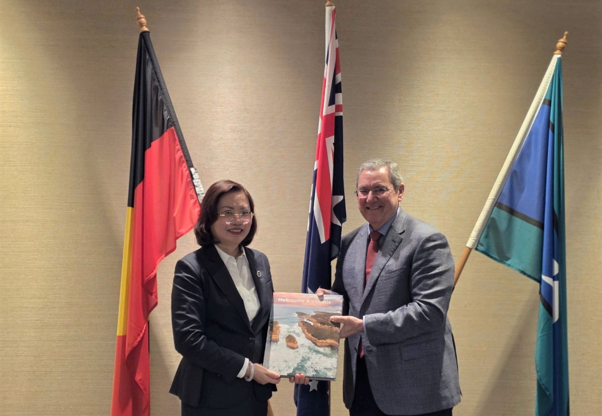 Chủ tịch Ủy ban Chứng khoán Nhà nước Vũ Thị Chân Phương và&nbsp;Chủ tịch ASIC Joseph Longo chụp ảnh lưu niệm.&nbsp;&nbsp;