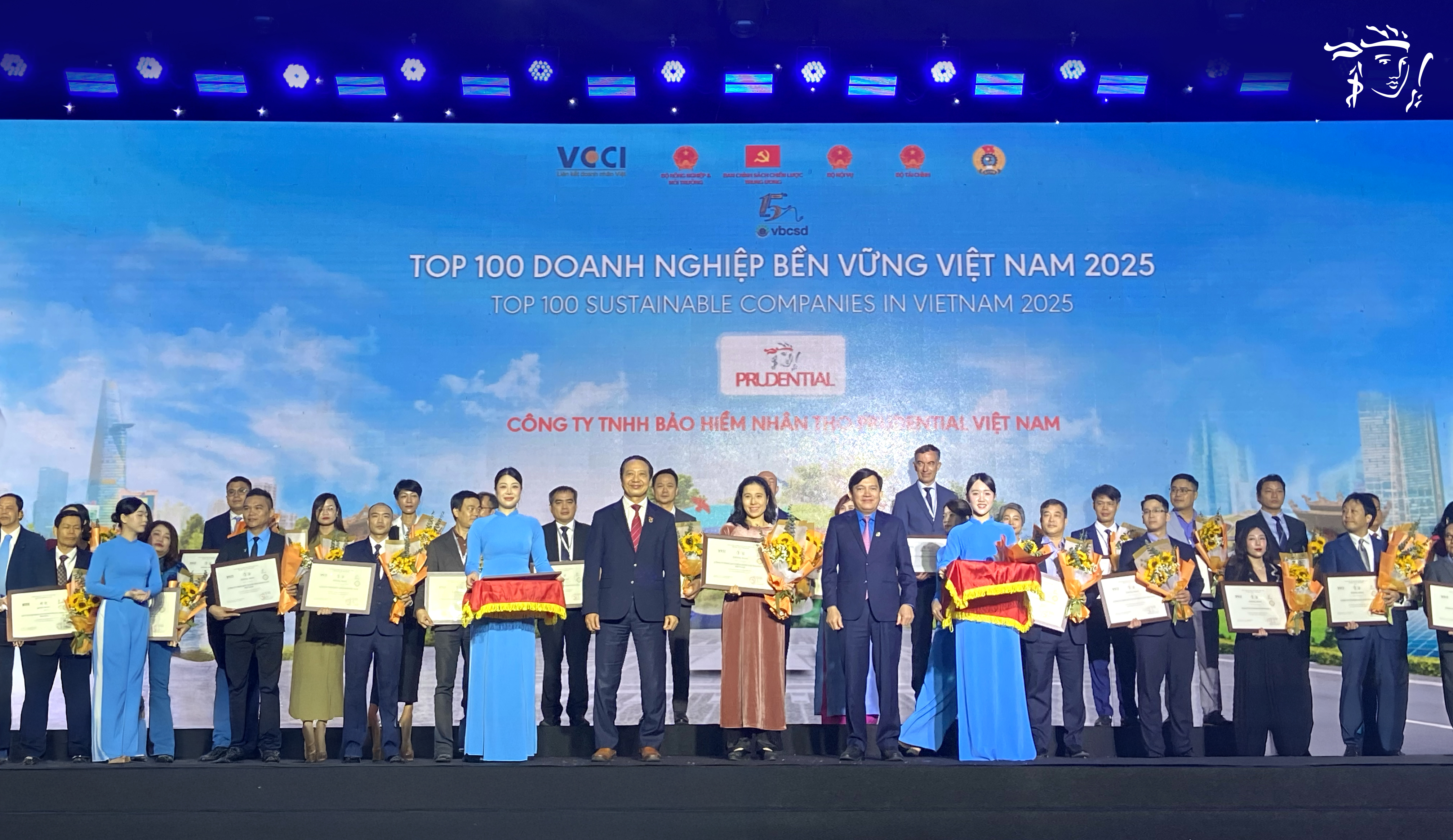 Prudential
Vietnam representative receives the CSI100 Award 2025