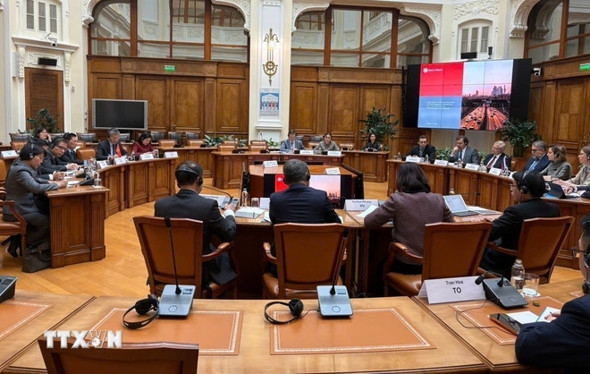 Quang cảnh buổi làm việc của Phó Thủ tướng Hồ Đức Phớc với Phó Thống đốc Ngân hàng Trung ương Nga A. Guznov. Ảnh TTXVN