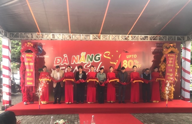 Thực hiện nghi thức khai mạc&nbsp;Ngày hội khuyến mại hàng hiệu Mega Sale Holiday 2025. Ảnh Ngô Anh Văn