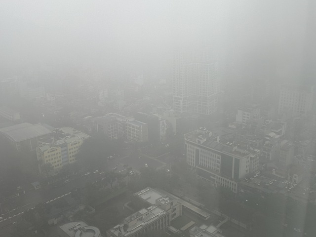 Hà Nội nhiều sương mù vào trưa ngày hôm nay (11/12). Ảnh:Thùy Chi