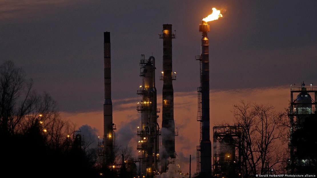 Nhiều người thất vọng khi COP30 không đưa ra được kế hoạch loại bỏ nhiên liệu hóa thạch - Ảnh: Gerald Herbert/AP Photo/picture alliance