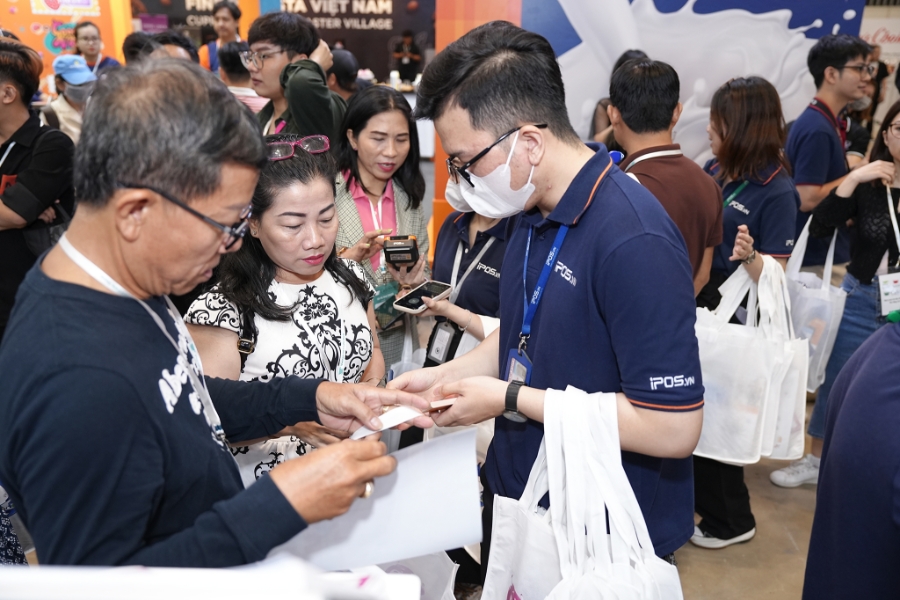 Thanh toán không tiền mặt không chỉ phổ biến với các sàn thương mại mà còn được ứng dụng trong hầu hết chi tiêu hàng ngày của người dân. Ảnh: ShopeePay.