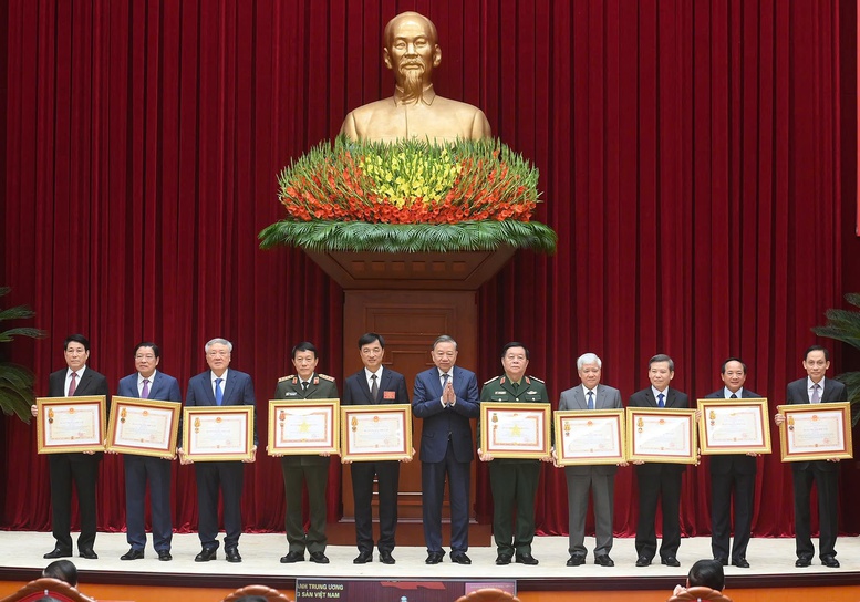 Tổng Bí thư Tô Lâm trao tặng Huân chương Độc lập hạng Nhất, Nhì, Ba; Huân chương Quân công hạng Nhì, Ba cho các lãnh đạo Đảng, Nhà nước, nguyên thành viên Ban Chỉ đạo Trung ương về phòng, chống tham nhũng, lãng phí, tiêu cực. - Ảnh: VGP