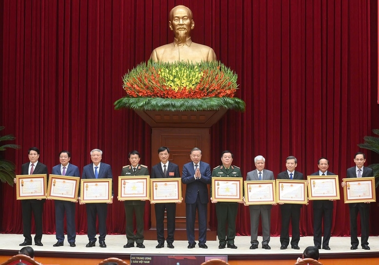 Tổng Bí thư Tô Lâm trao tặng Huân chương Độc lập hạng Nhất, Nhì, Ba; Huân chương Quân công hạng Nhì, Ba cho các lãnh đạo Đảng, Nhà nước, nguyên thành viên Ban Chỉ đạo Trung ương về phòng, chống tham nhũng, lãng phí, tiêu cực. - Ảnh: VGP