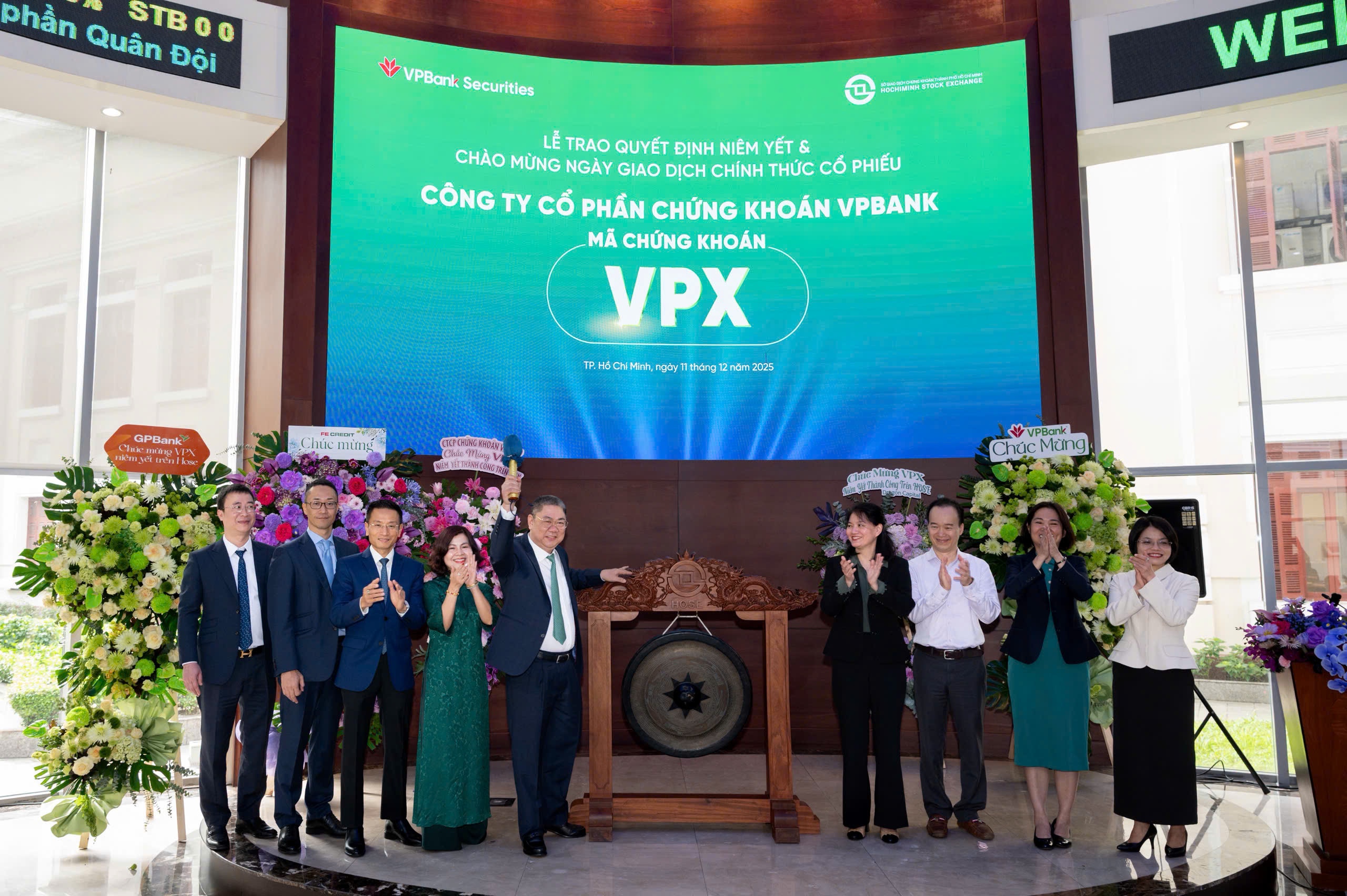 Tổng Giám đốc VPBankS Vũ Hữu Điền thực hiện nghi thức đánh cồng khai trương phiên giao dịch đầu tiên của VPX trên HOSE.