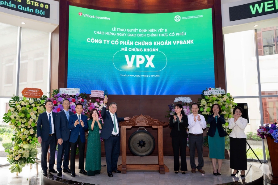 Tổng Giám đốc VPBankS Vũ Hữu Điền thực hiện nghi thức đánh cồng khai trương phiên giao dịch đầu tiên của VPX trên HOSE.