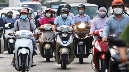 Hanoi builds roadmap for time-based ban on gasoline-powered motorcycles in low-emission zones.