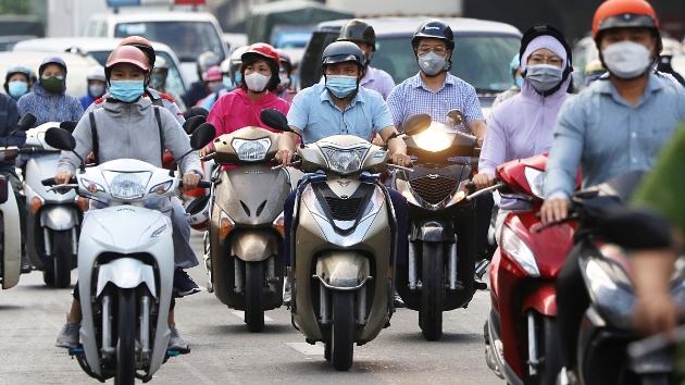 Hanoi builds roadmap for time-based ban on gasoline-powered motorcycles in low-emission zones.