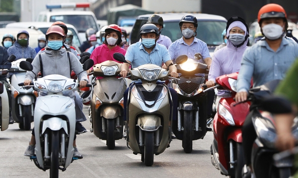 Xe máy chạy nhiên liệu hoá thạch vẫn là phương tiện chính của người dân thủ đô. Ảnh minh hoạ