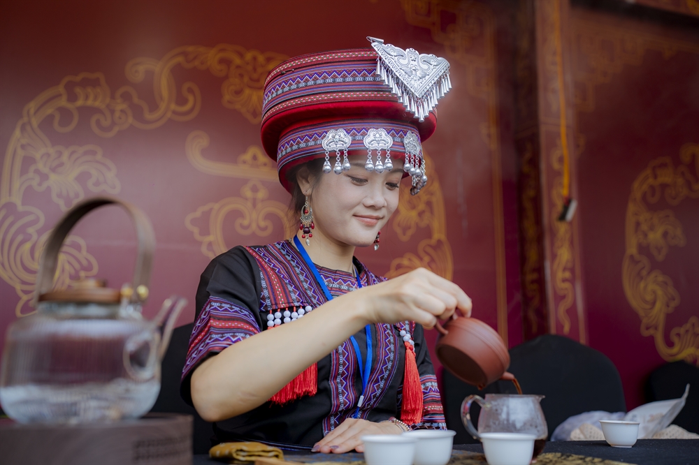 Trình diễn pha trà.