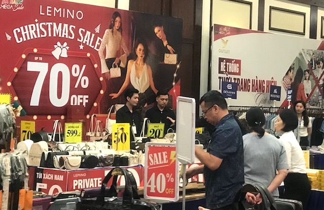 Nhiều mặt hàng giảm giá tới 70%. Ảnh Ngô Anh Văn