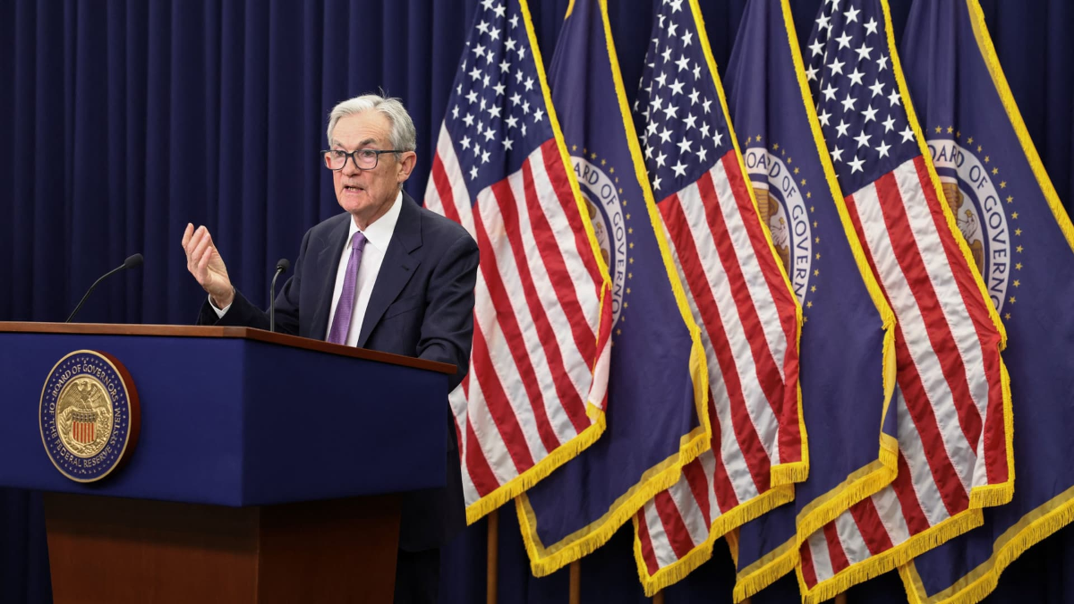 Chủ tịch Fed Jerome Powell tại buổi họp báo sau cuộc họp Fed, ngày 10/12/2025 - Ảnh: CNBC.