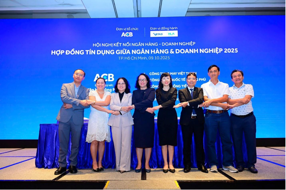 During the event, ACB signed multiple financing agreements with textile and garment enterprises, reinforcing its commitment to long-term partnerships.