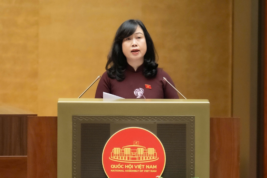 Bộ trưởng Bộ Y tế Đào Hồng Lan báo cáo tiếp thu, giải trình trước Quốc hội. Ảnh: Quochoi.vn.