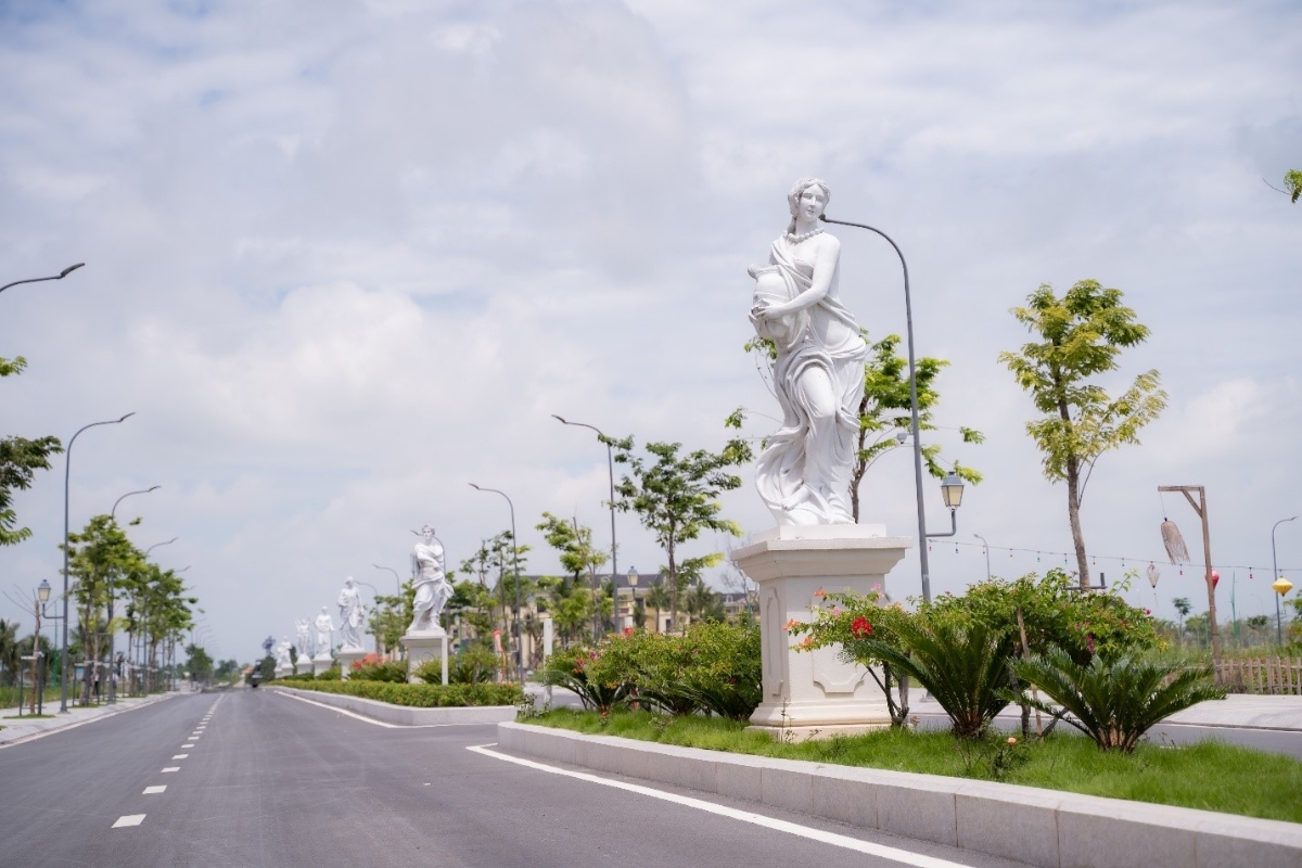 Trung tâm hành chính xã bên trong dự án thu hút hơn hàng ngàn lượt người đến.