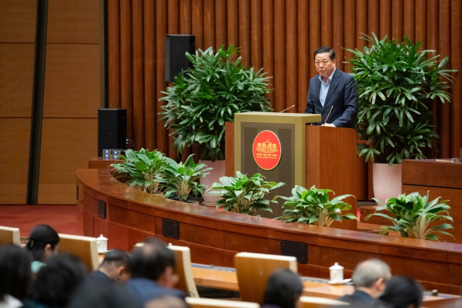 Bộ trưởng Bộ Xây dựng Trần Hồng Minh trình bày Báo cáo một số nội dung lớn trong tiếp thu, chỉnh lý dự thảo Luật Xây dựng (sửa đổi). Ảnh: Media Quốc hội.