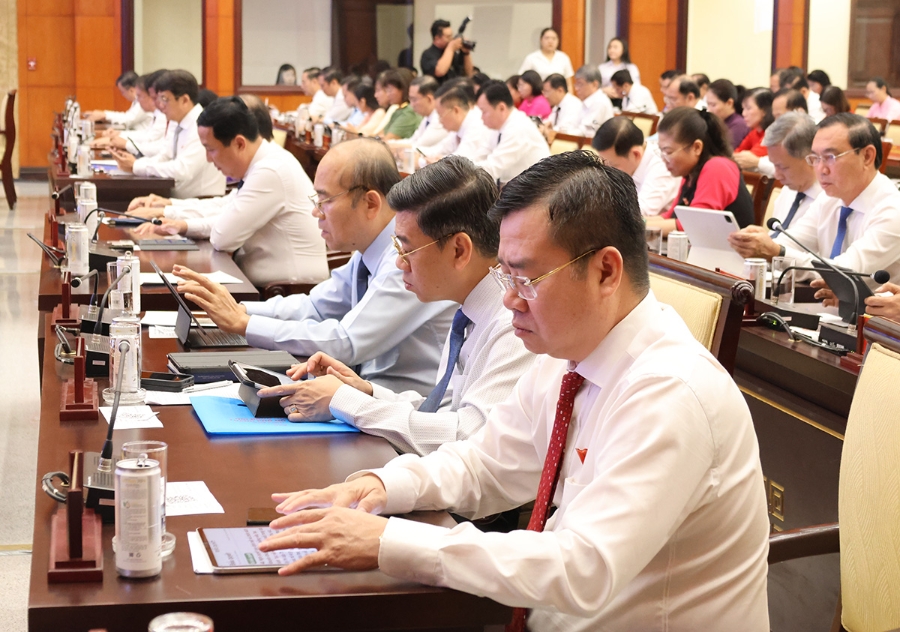 Các đại biểu biểu quyết thông qua các Nghị quyết bằng ứng dụng công nghệ - Ảnh: Cổng thông tin điện tử TP. Hồ Chí Minh.