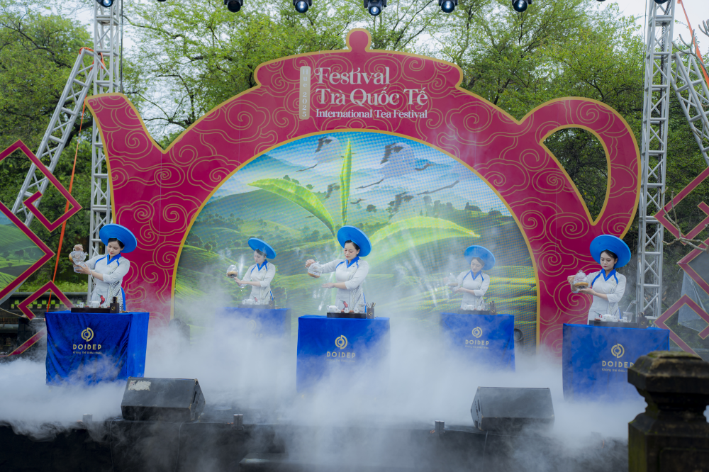 Biểu diễn nghệ thuật trà tái hiện nghi thức truyền thống.