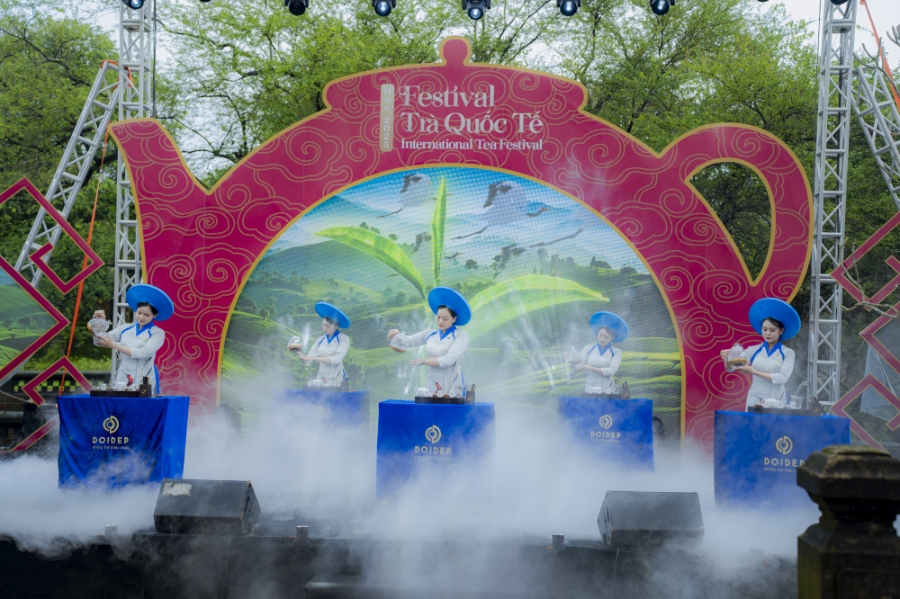 Biểu diễn nghệ thuật trà tái hiện nghi thức truyền thống.