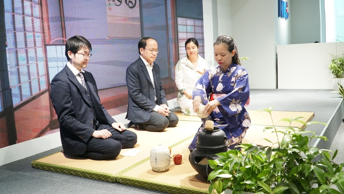 Sự kiện mở màn bằng nghi lễ “khai trà” mang tính biểu tượng, trước khi bước vào phần tham luận