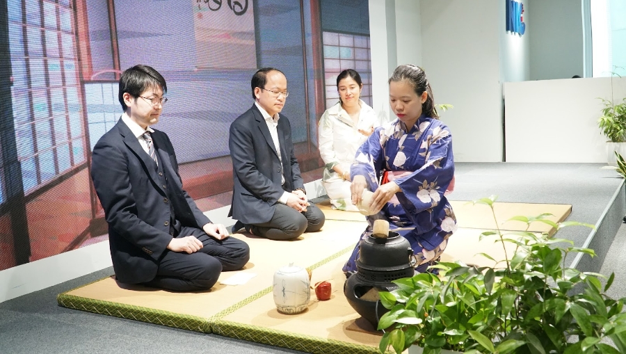 Sự kiện mở màn bằng nghi lễ “khai trà” mang tính biểu tượng, trước khi bước vào phần tham luận