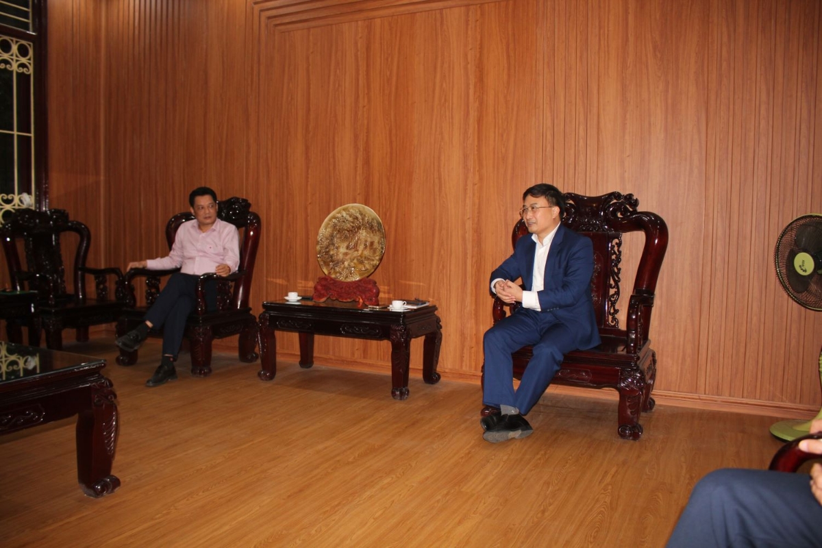 Giám đốc Sở Nông nghiệp và Môi trường tỉnh Tuyên Quang (bên phải) chia sẻ cùng các nhà báo. Ảnh: Chu Khôi.