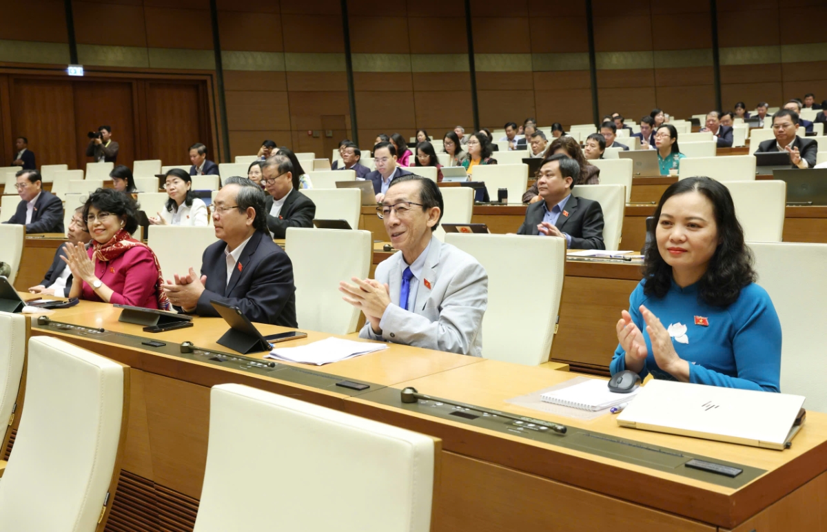 Các đại biểu Quốc hội biểu quyết Luật Chuyển đổi số. 