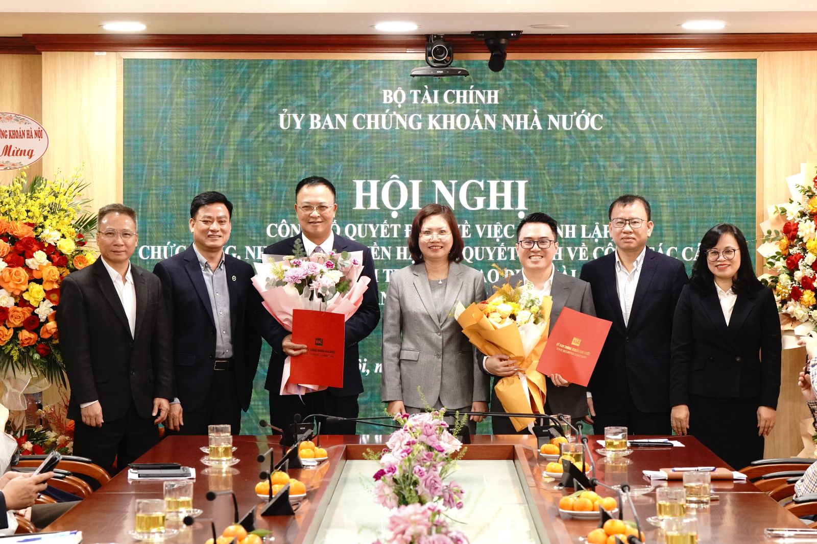 Ban Lãnh đạo Ủy ban Chứng khoán Nhà nước chụp ảnh cùng Lãnh đạo Ban Quản lý thị trường giao dịch tài sản mã hóa - Ảnh: TTTT