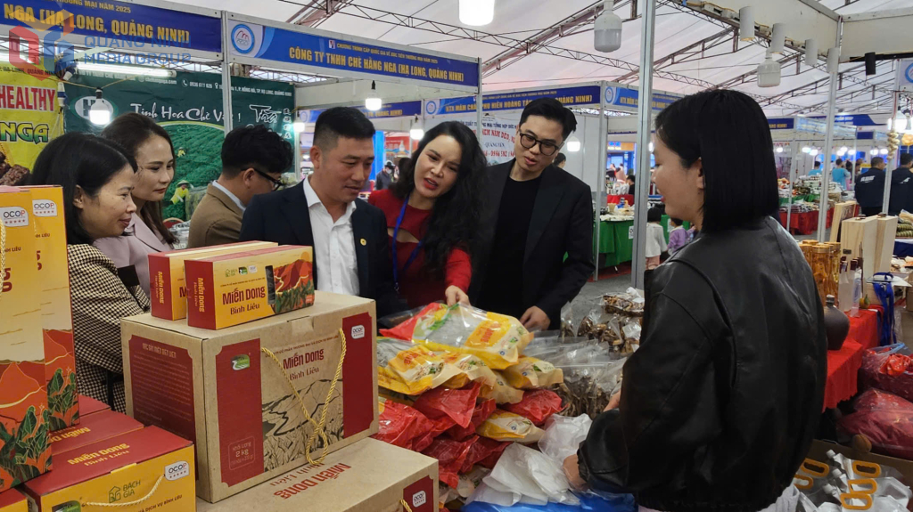 Đông đảo người dân, du khách đã tới tham quan, mua sắm trong ngày khai mạc Hội chợ Thương mại và Du lịch quốc tế Việt - Trung.