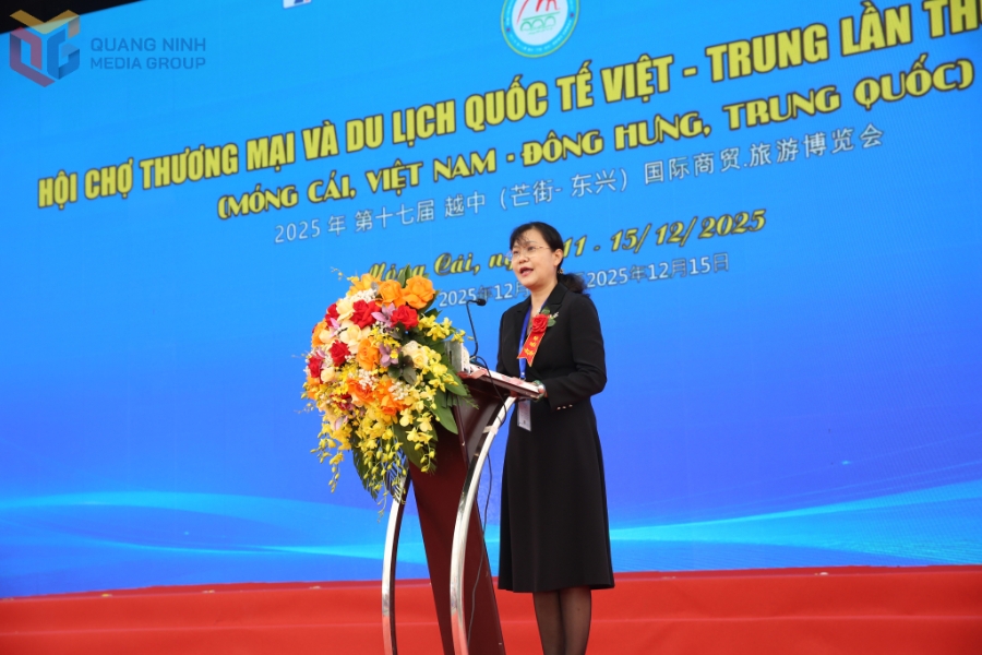 Bà Hồ Hiểu Ninh, Phó Giám đốc Sở Thương mại Quảng Tây, Trưởng đoàn Đại biểu Khu tự trị dân tộc Choang, Quảng Tây, Trung Quốc phát biểu tại lễ khai mạc hội chợ.