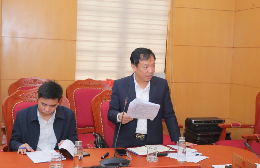  Lãnh đạo Ban Quản lý Dự án đầu tư xây dựng công trình giao thông báo cáo về dự án với lãnh đạo UBND tỉnh Ninh Bình