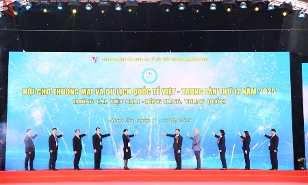 Các đại biểu ấn nút khai mạc Hội chợ Thương mại và Du lịch quốc tế Việt – Trung lần thứ 17 năm 2025 (Móng Cái, Việt Nam – Đông Hưng, Trung Quốc).