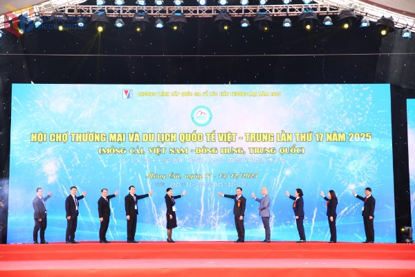 Các đại biểu ấn nút khai mạc Hội chợ Thương mại và Du lịch quốc tế Việt – Trung lần thứ 17 năm 2025 (Móng Cái, Việt Nam – Đông Hưng, Trung Quốc).